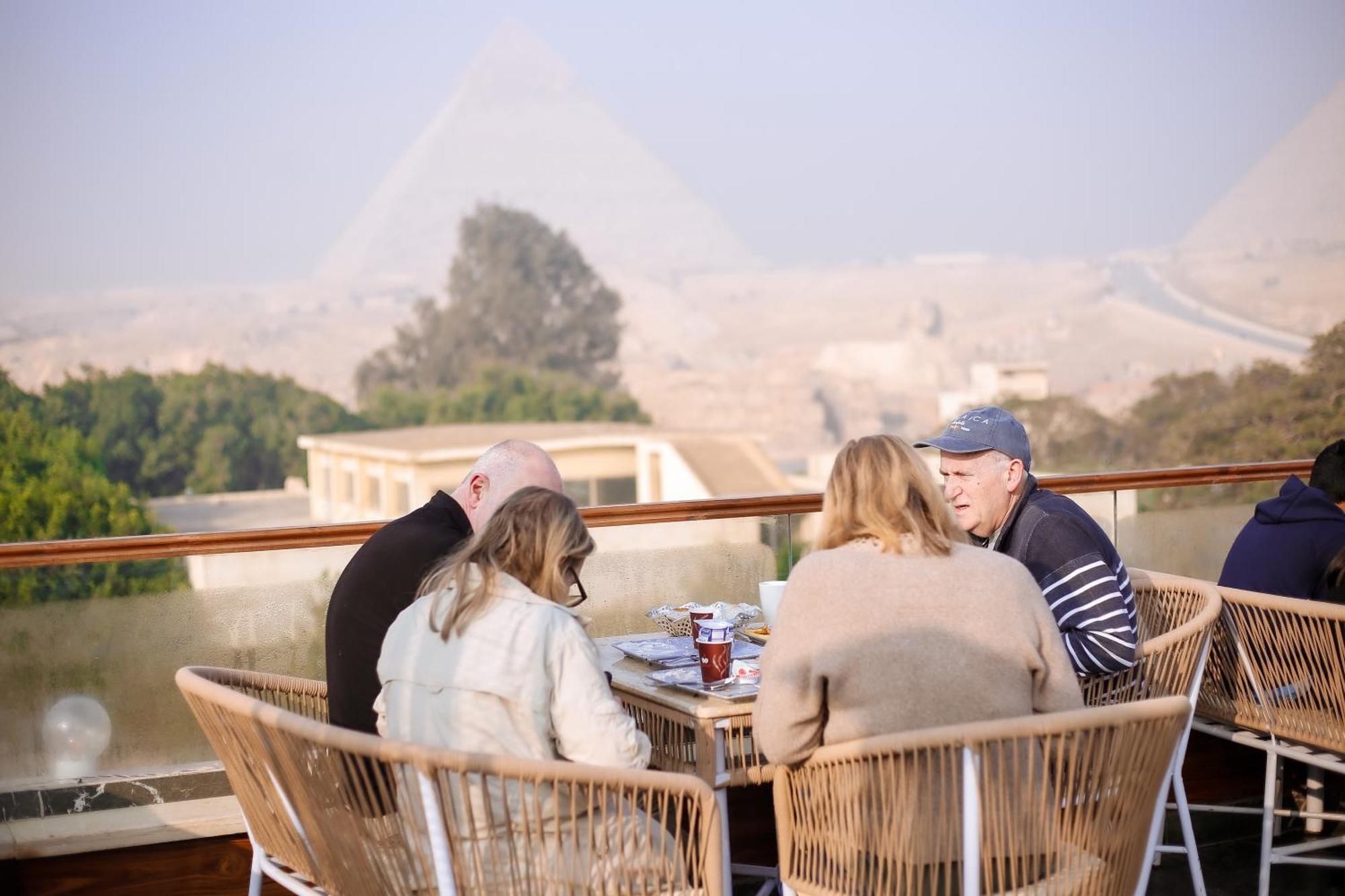Tree Lounge Pyramids View Inn , Sphinx Giza Kafrat al Jabal Exterior photo
