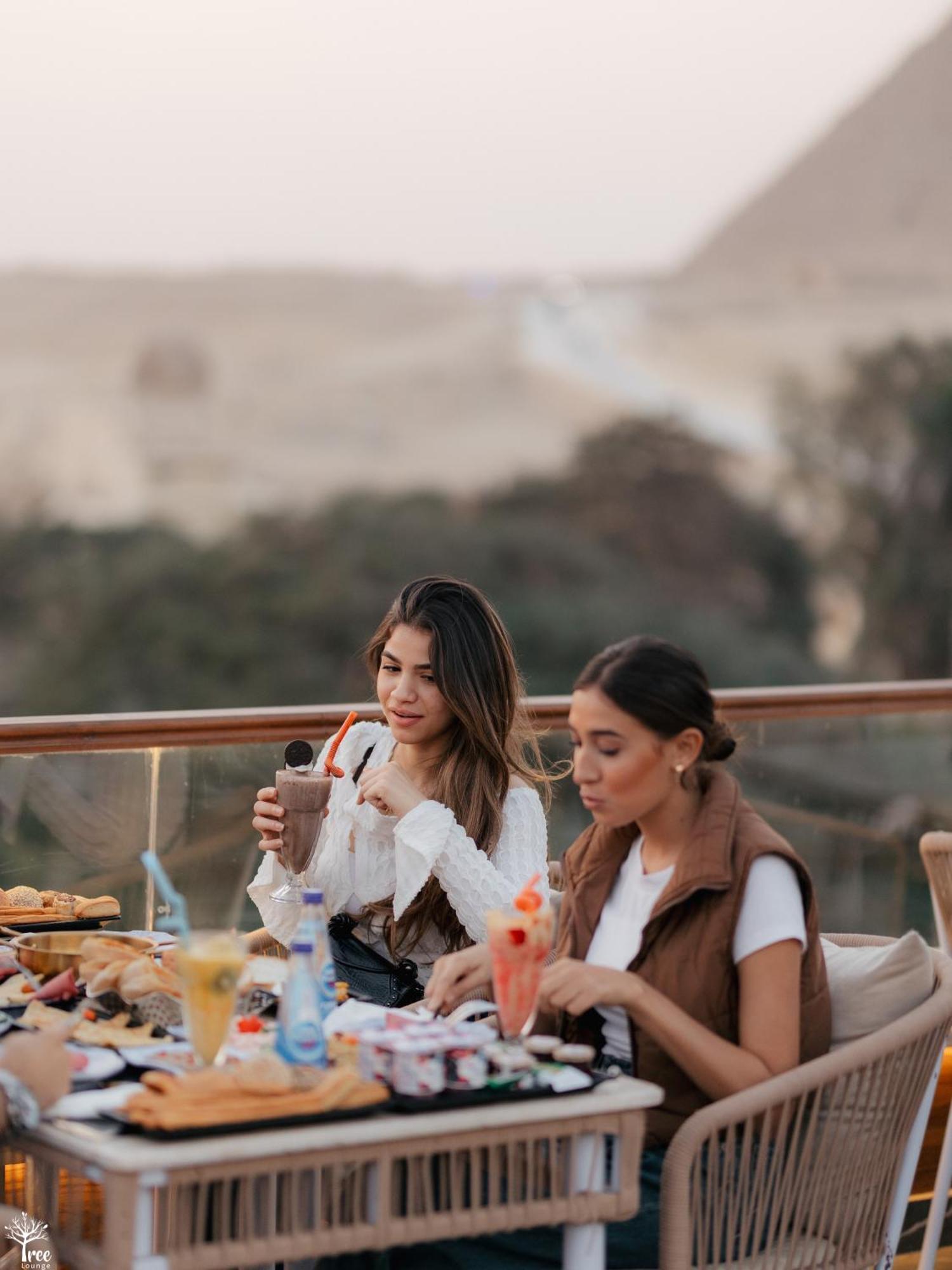 Tree Lounge Pyramids View Inn , Sphinx Giza Kafrat al Jabal Exterior photo
